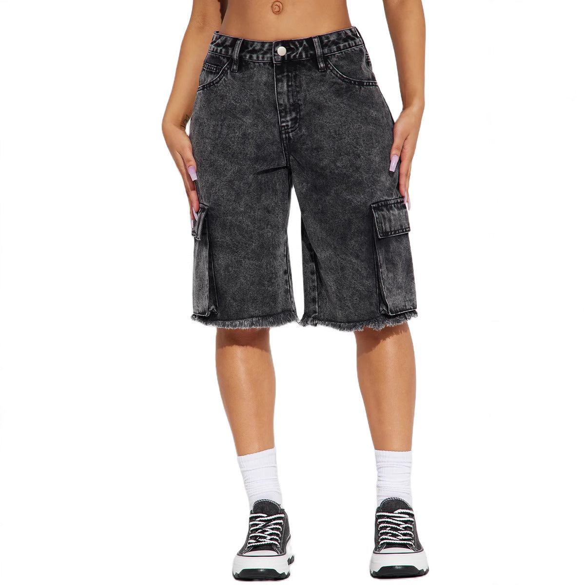 Women's cargo shorts with frayed hem and practical pockets, size Valenzora