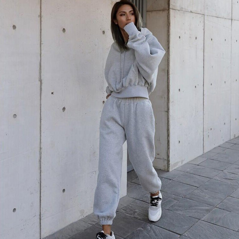 Women's hoodie and jogging pants set with a relaxed fit and elastic waistband, size [size missing]
