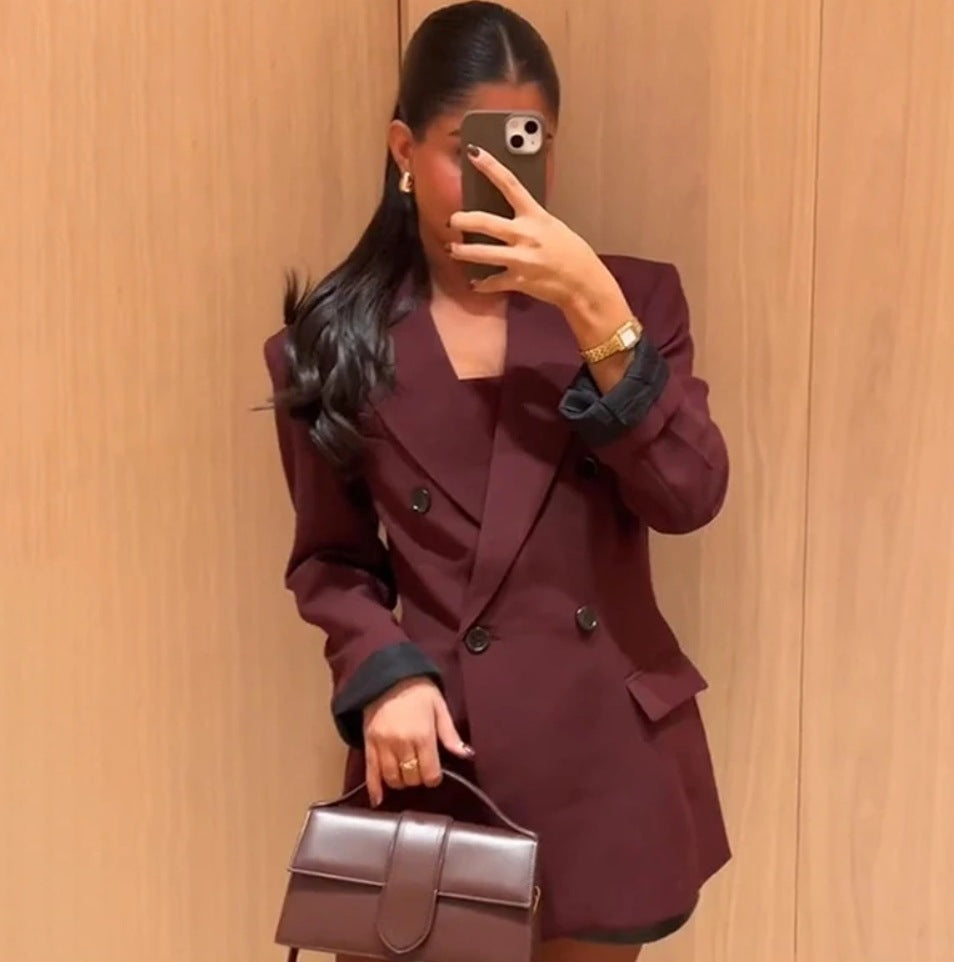 Doppelt geöffneter Damenblazer mit elegantem Schnitt und feinen Details, Größe [Größe fehlt]