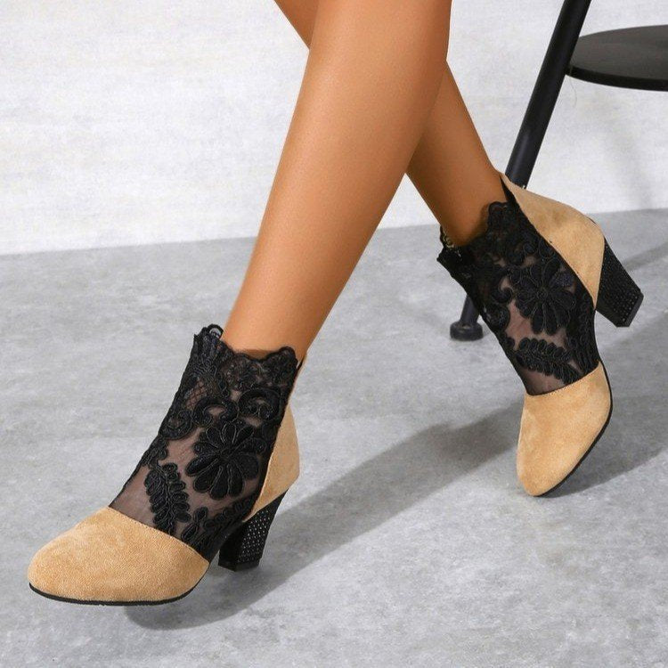 Damen Stiefeletten mit romantischem Spitzenobermaterial und bequemem Blockabsatz, Größe S