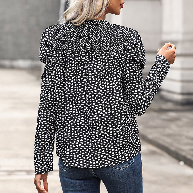 Women's blouse with puff sleeves and modern heart motif, size