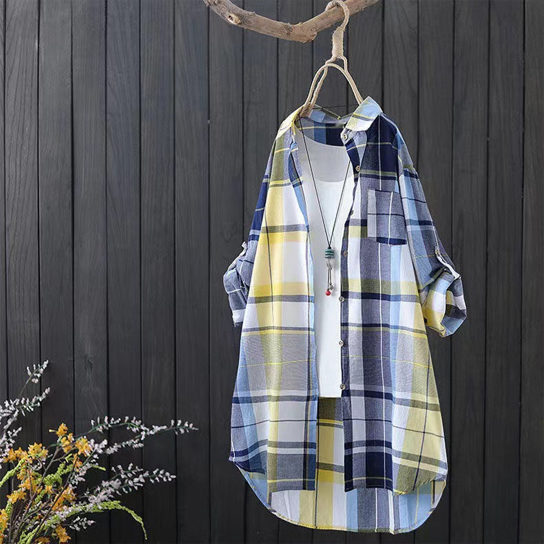 Women's checked blouse in a relaxed fit with buttoned sleeves and practical pockets, size S