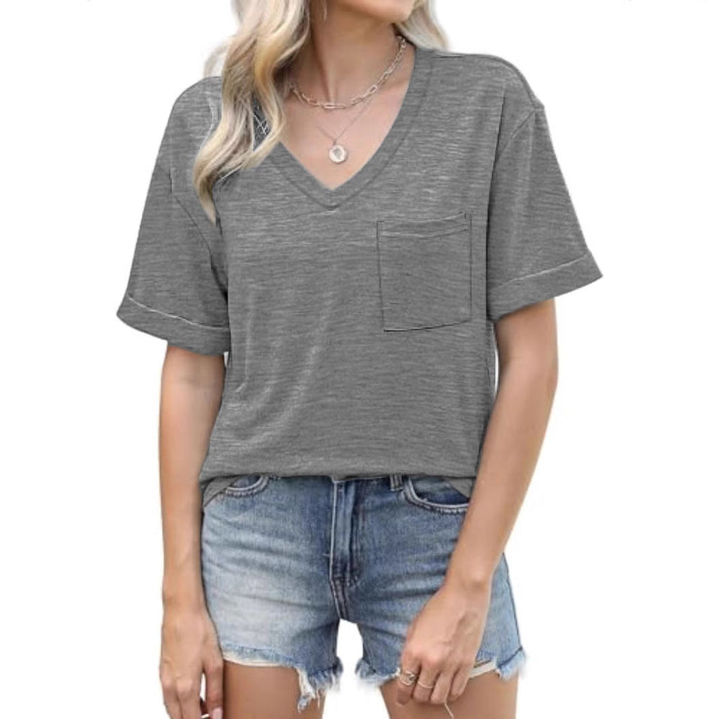 Women's V-neck T-shirt with pockets and a relaxed fit, size