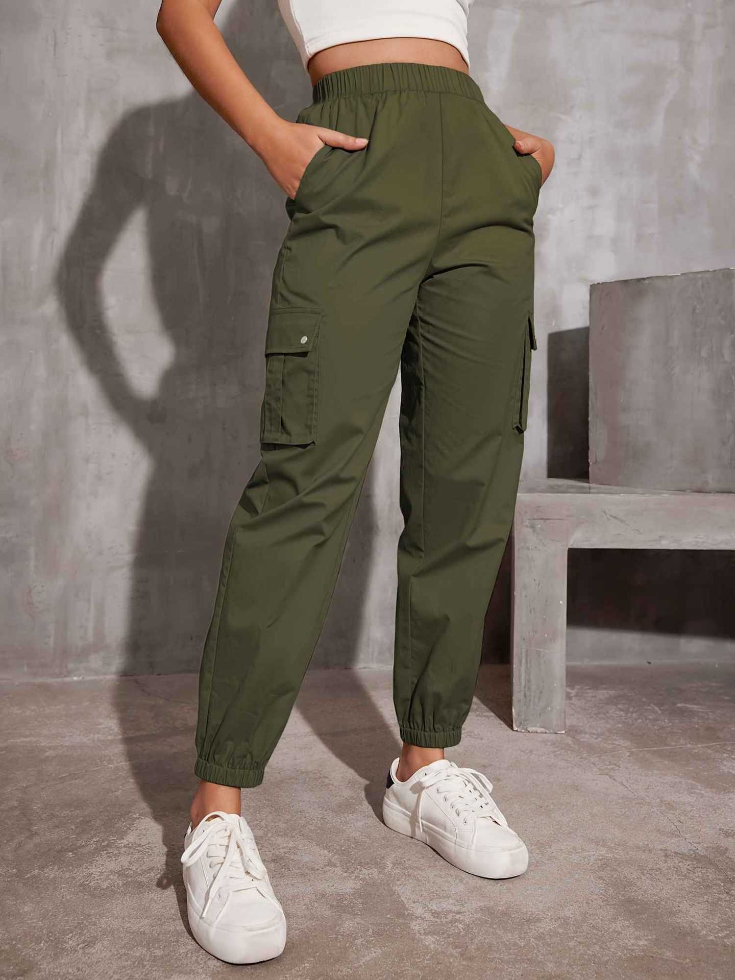 Women's cargo trousers with ergonomic cut and practical pockets, size S