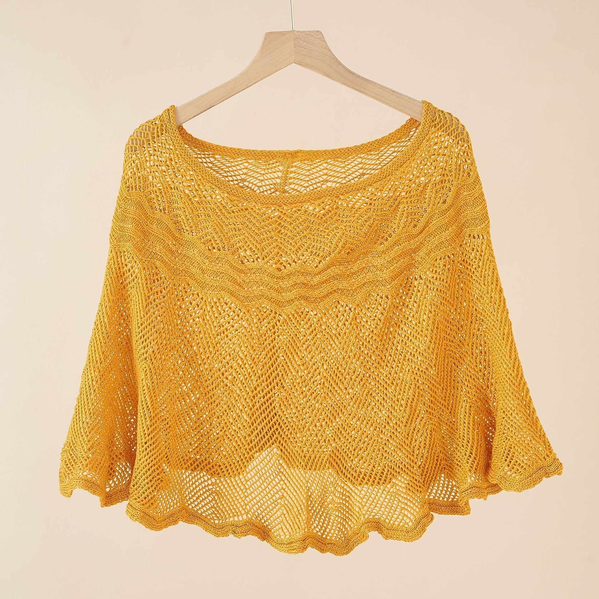 Luftiger Strickponcho für Damen in modernem Design, Größe
