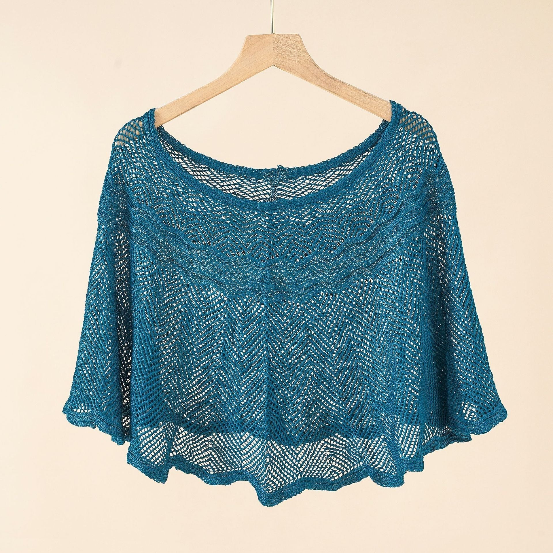 Luftiger Strickponcho für Damen in modernem Design, Größe