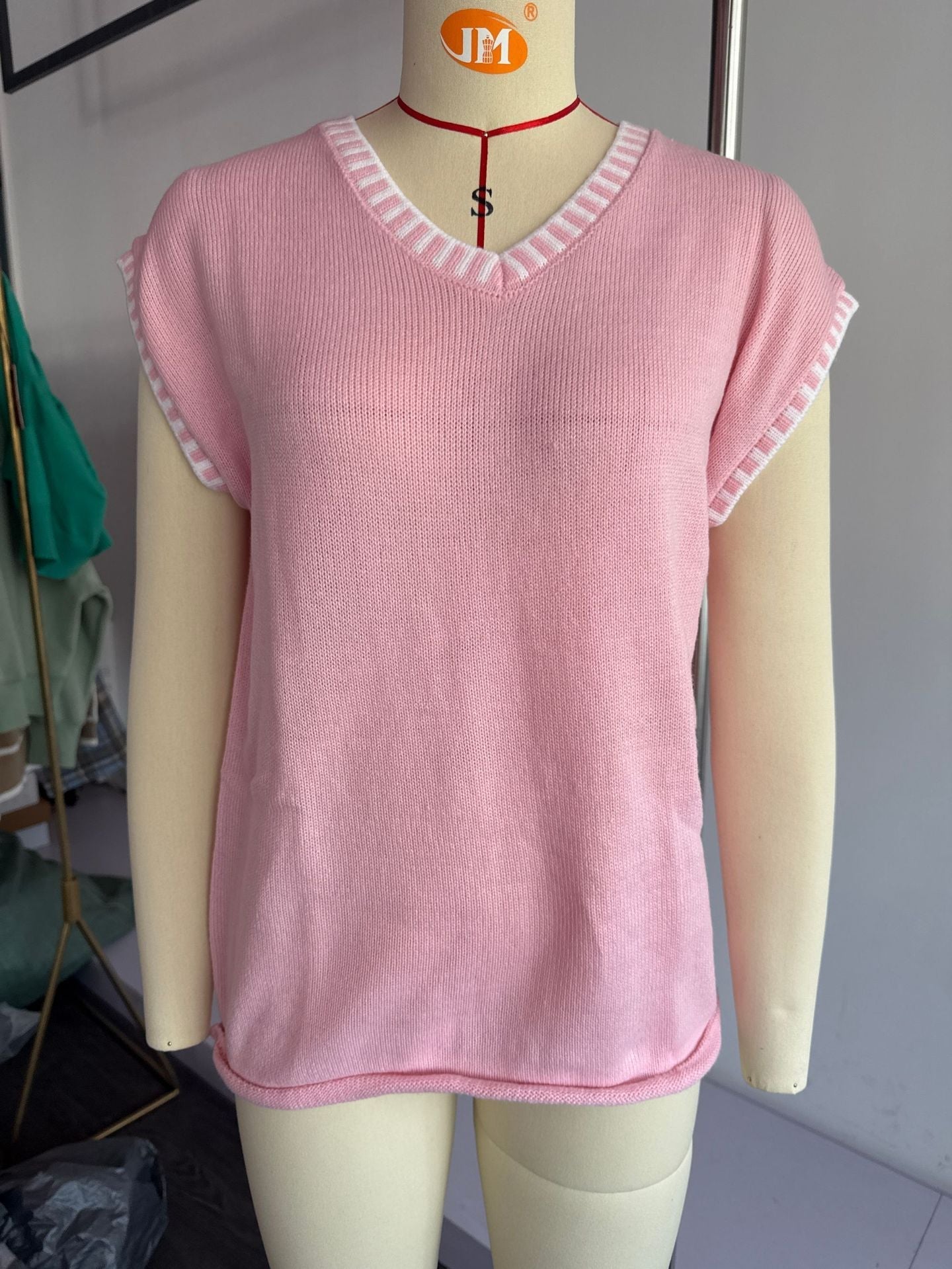 Damen Freizeitstricktop mit dekorativem V-Ausschnitt und Kontrastdetails, Größe