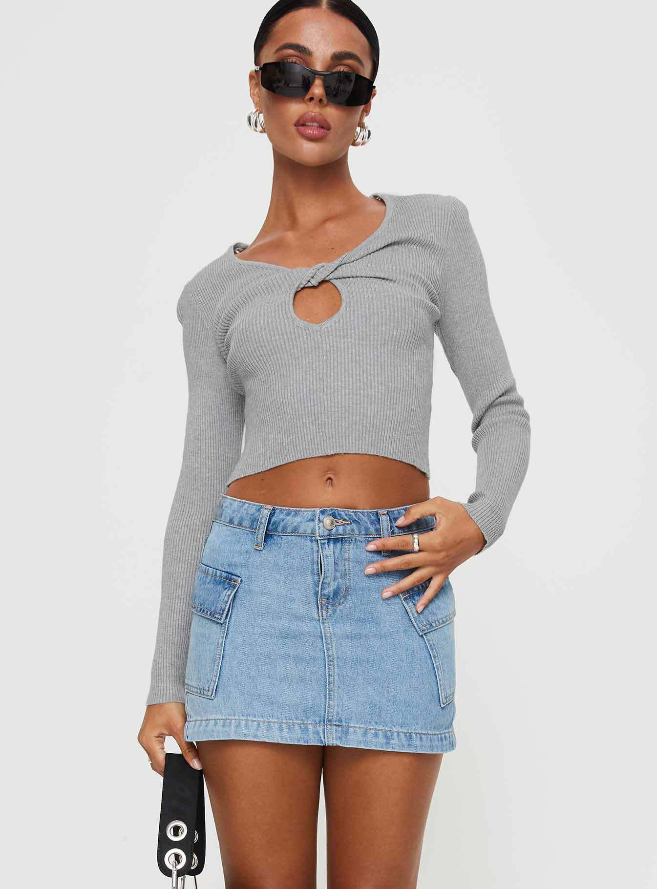 Women's denim skirt with practical pockets and trendy cut, size