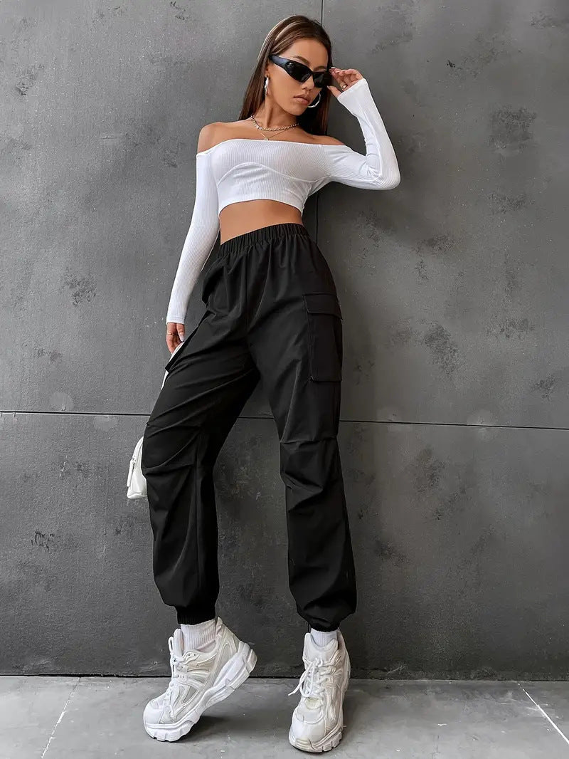 Women's cargo trousers with elasticated waistband and practical pockets, size S