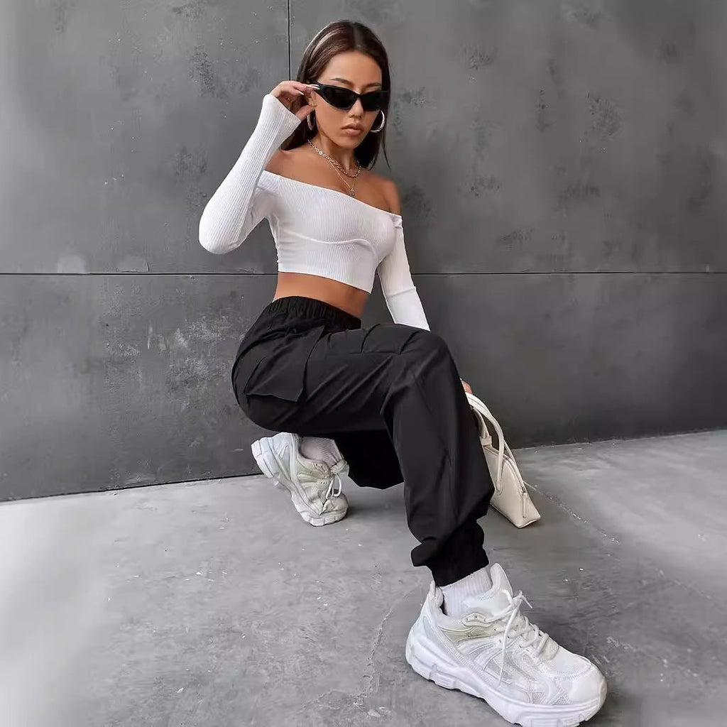 Women's cargo trousers with elasticated waistband and practical pockets, size S