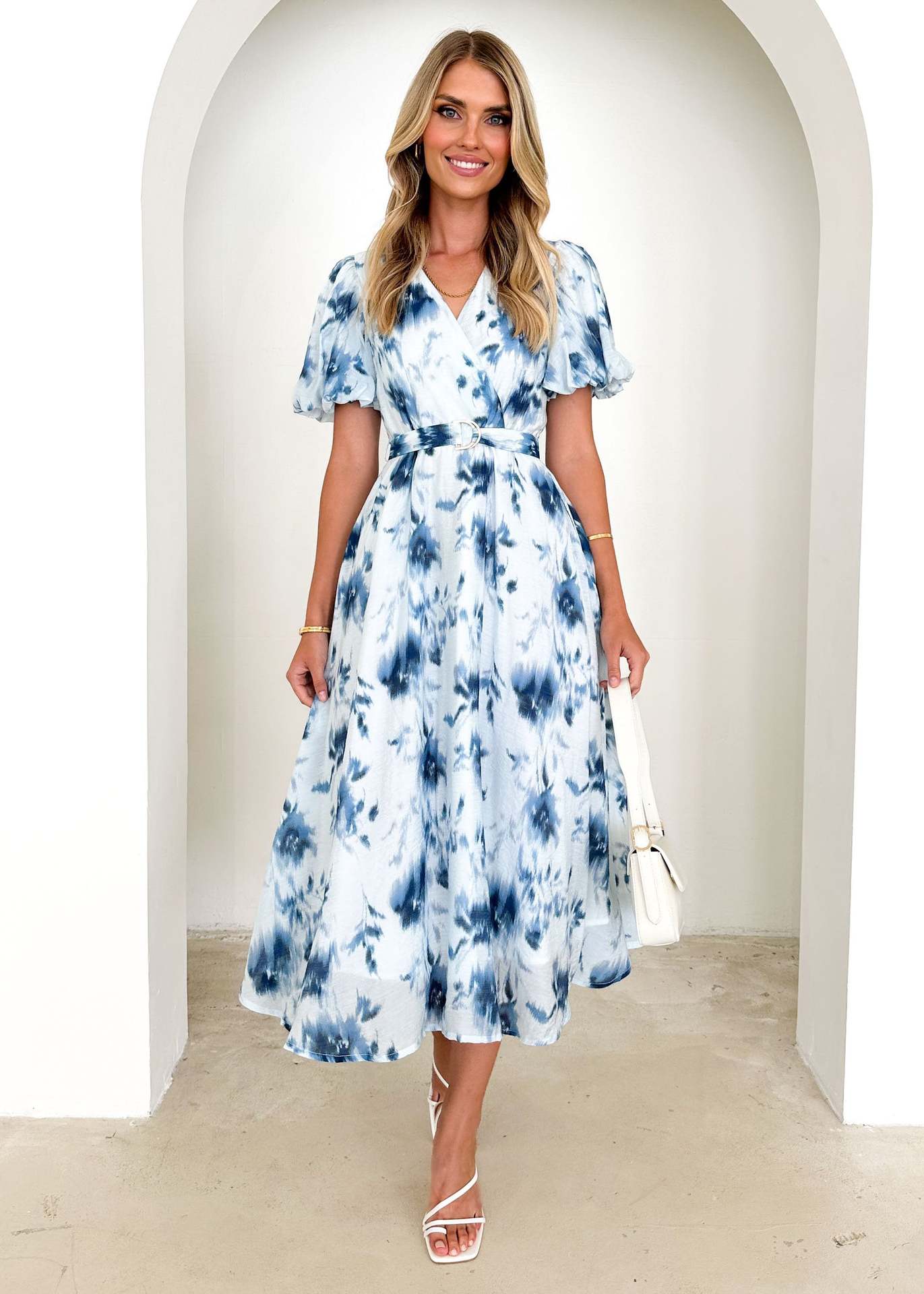 Women's midi dress with a fitted cut, voluminous sleeves and an elegant wave pattern, size Valenzora