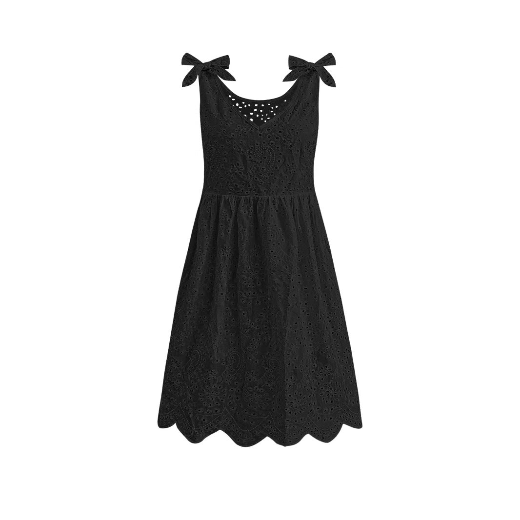 Luftiges Damen-Sommerkleid mit dekorativem Lochmuster und niedlichen Trägern, Größe