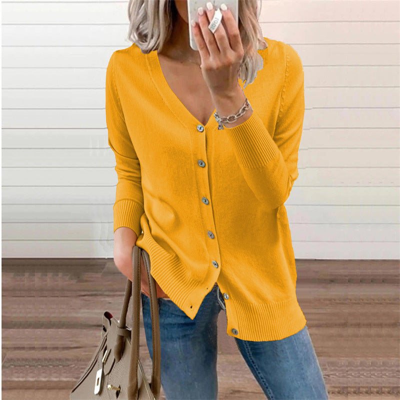 Damenstrickjacke mit modernen Knopfdetails und tiefem V-Ausschnitt, Größe