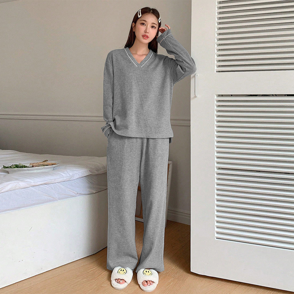 Women's comfortable lounge set made of soft material with a V-neck and elasticated cuffs, size [size missing]
