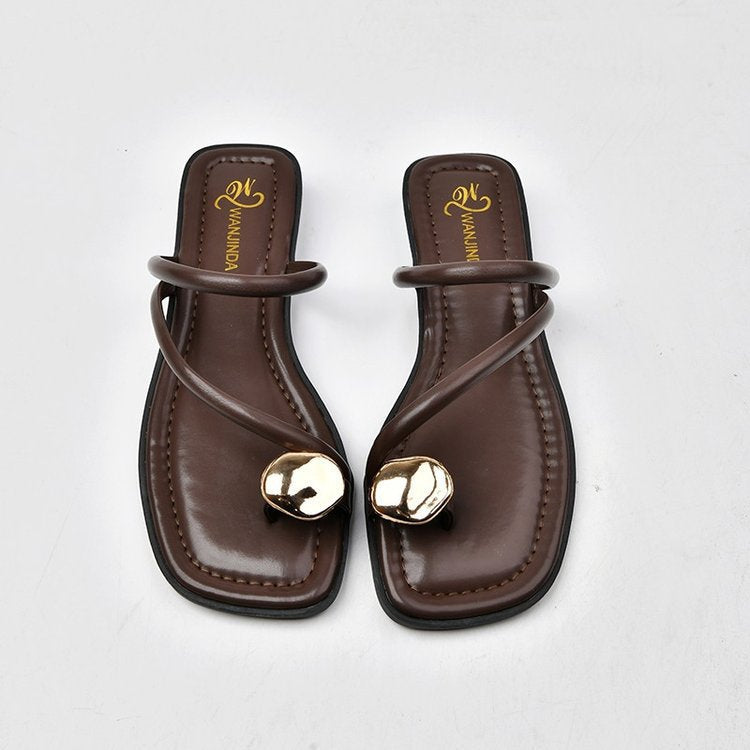 Elegante und modische Damen-Riemchensandalen mit einzigartigen Metallakzenten, Größe Valenzora
