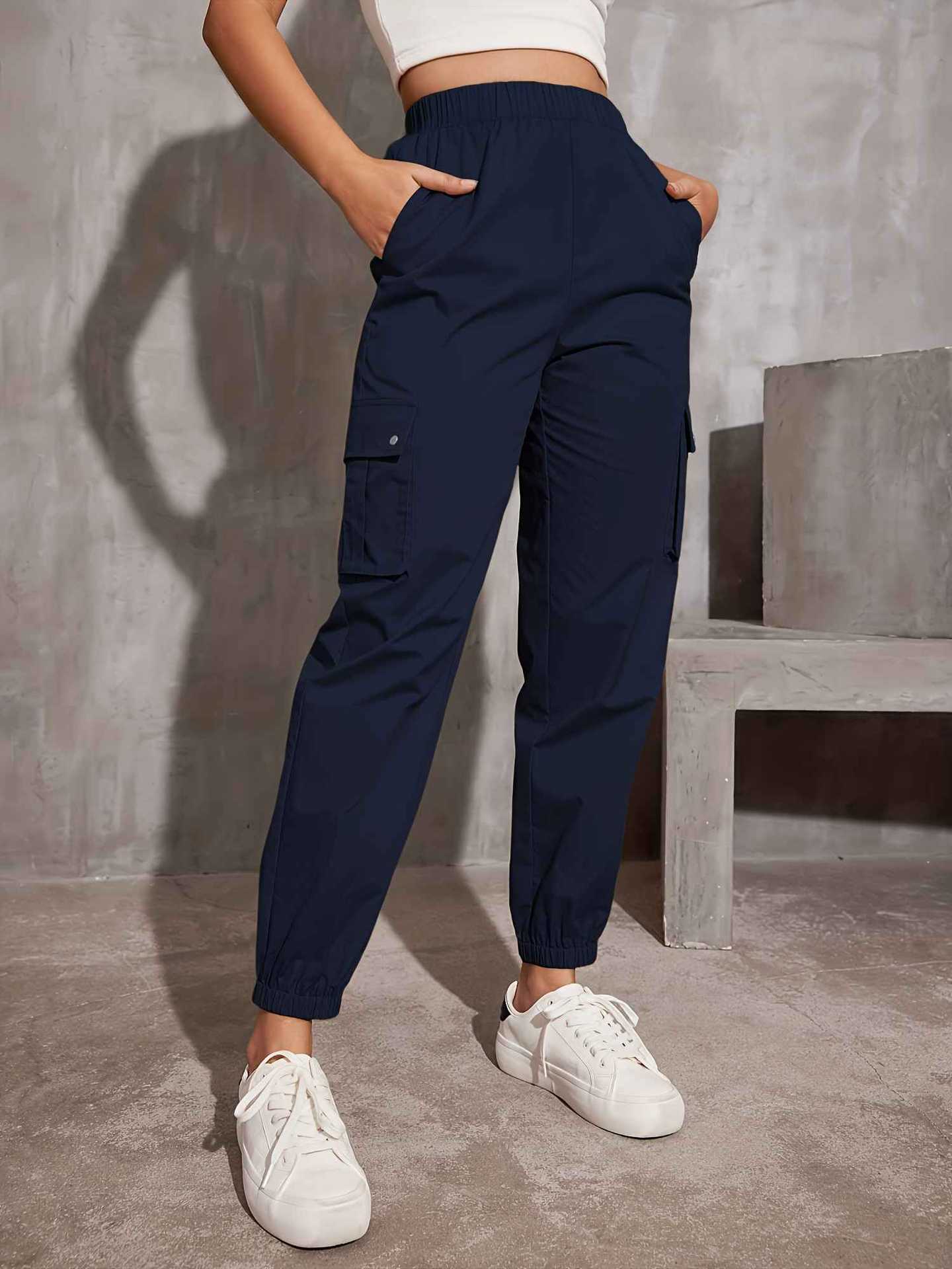 Women's cargo trousers with ergonomic cut and practical pockets, size S