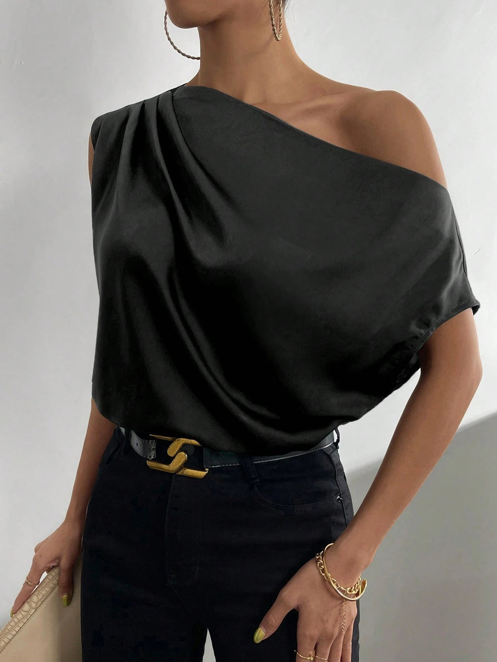 Asymmetrisches Damentop mit Drapierungen und elegantem Schnitt, Größe