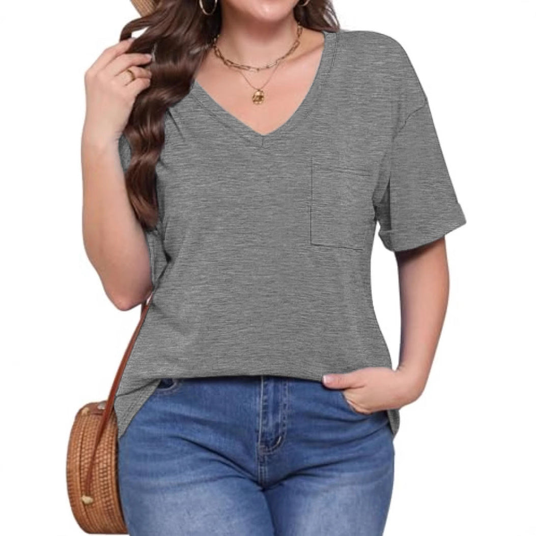 Women's V-neck T-shirt with pockets and a relaxed fit, size