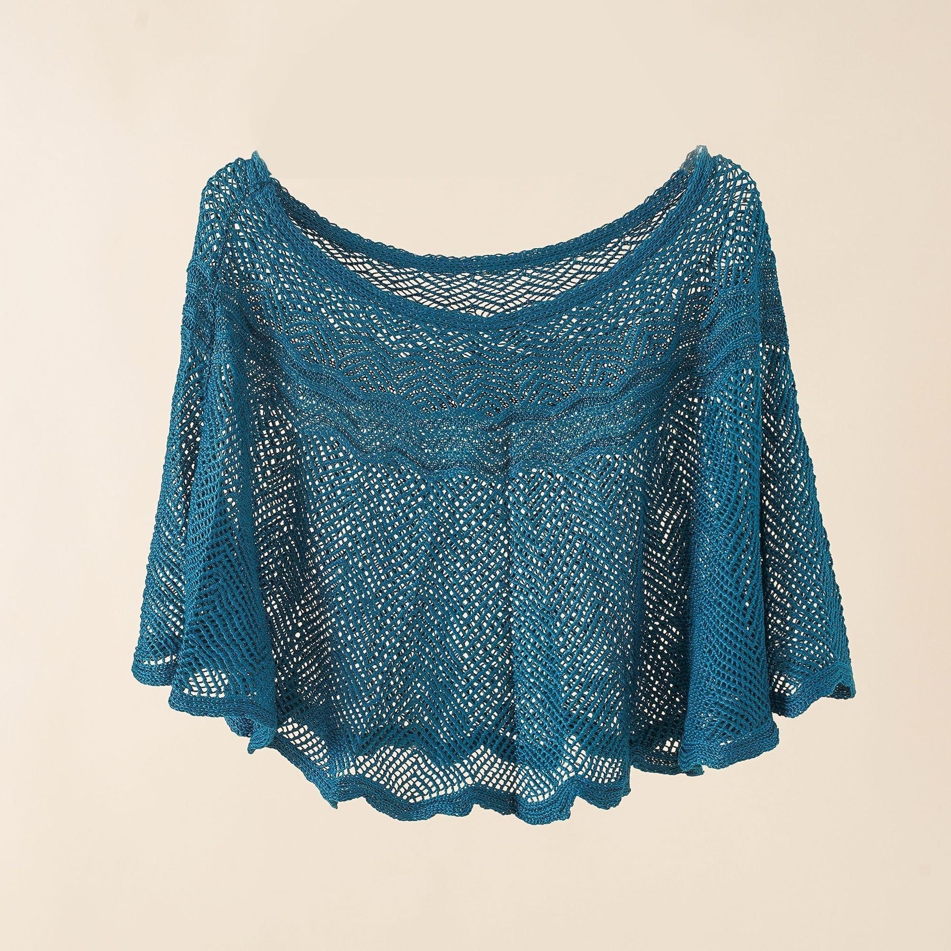 Luftiger Strickponcho für Damen in modernem Design, Größe