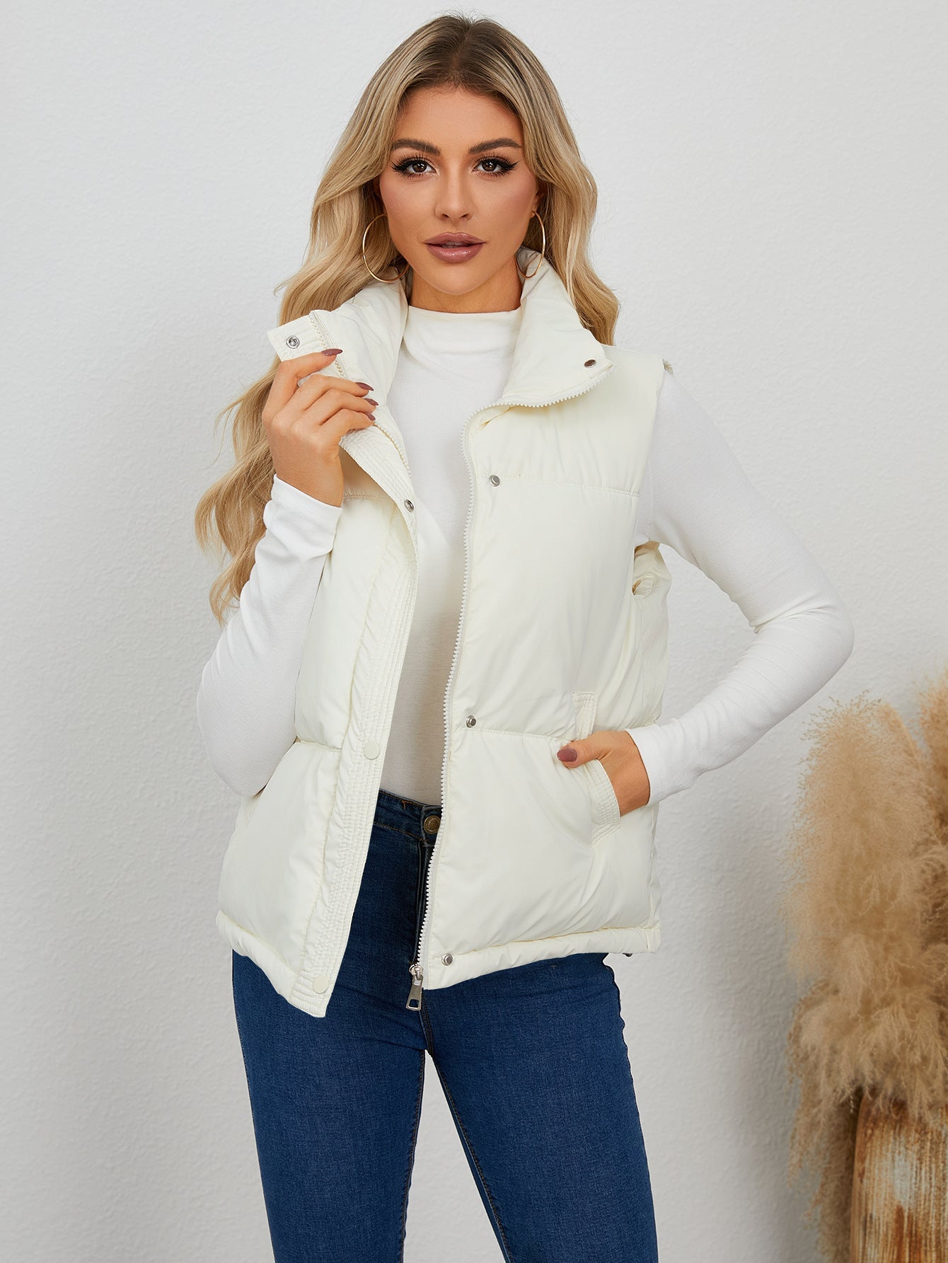 Women's vest with high collar and practical pockets, size