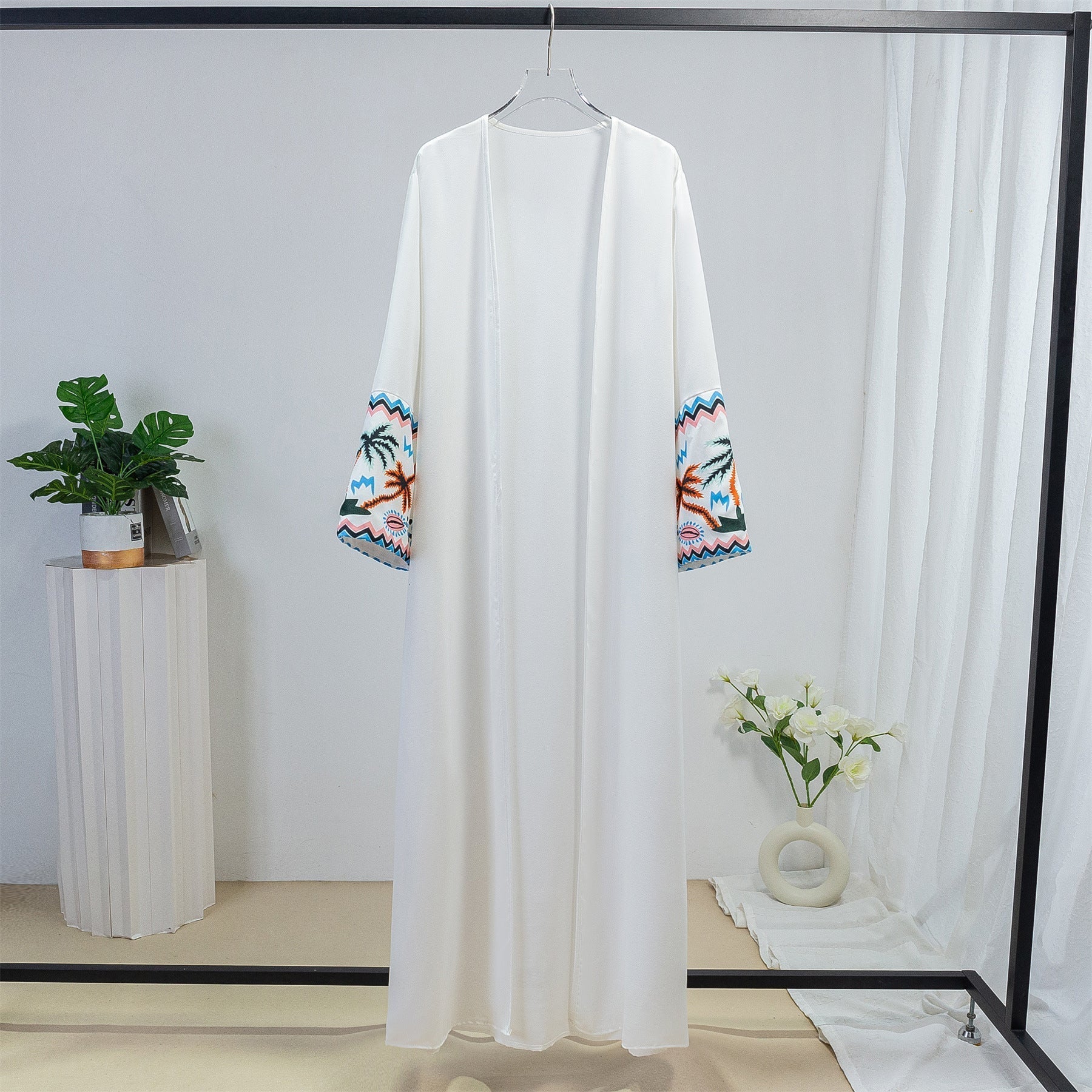 Elegante Kaftan-Robe für Damen mit künstlerisch gestickten Details, Größe
