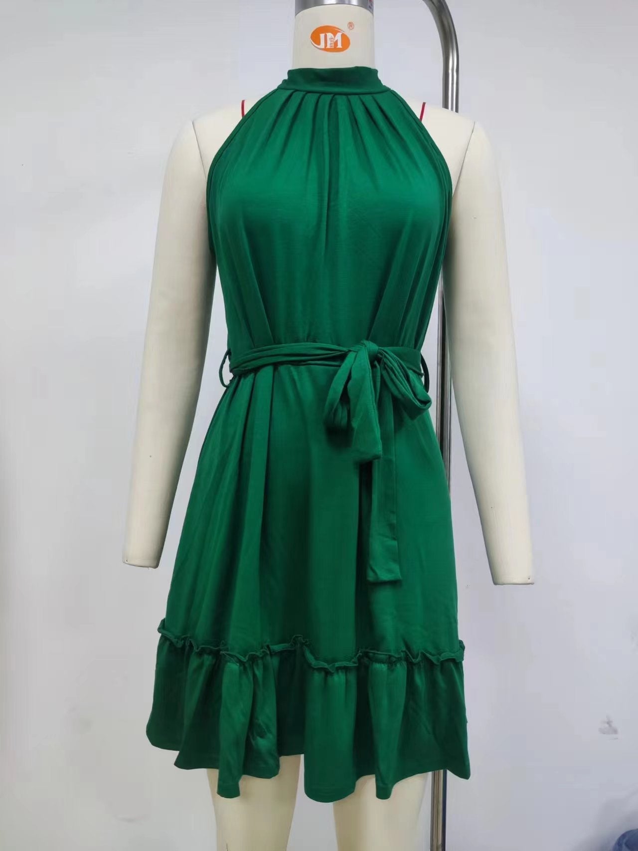 Elegantes ärmelloses Damenkleid mit geschlossenen Rüschen und Taillengürtel, Größe S