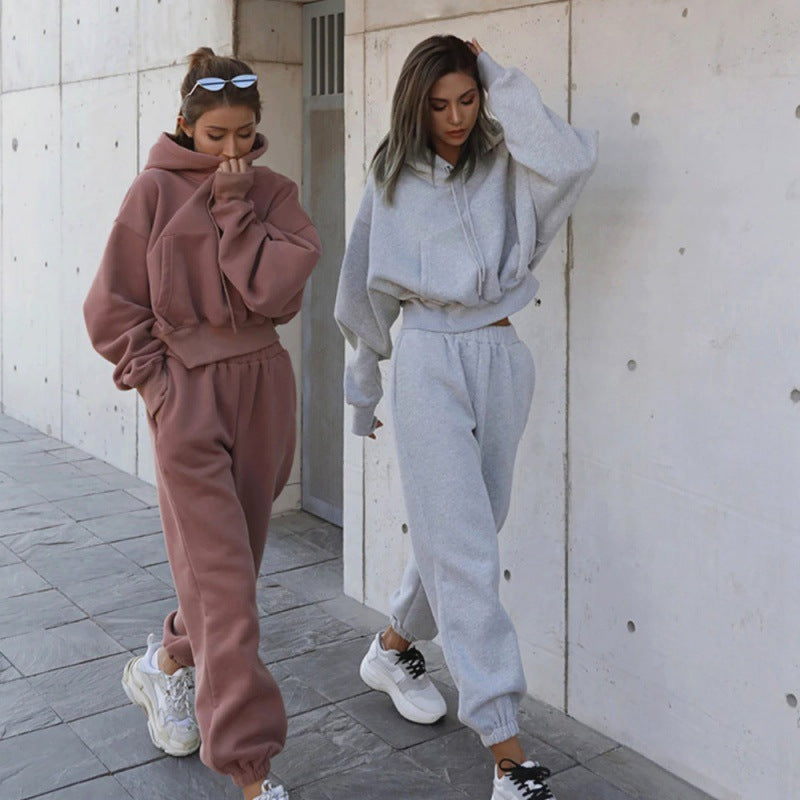 Women's hoodie and jogging pants set with a relaxed fit and elastic waistband, size [size missing]