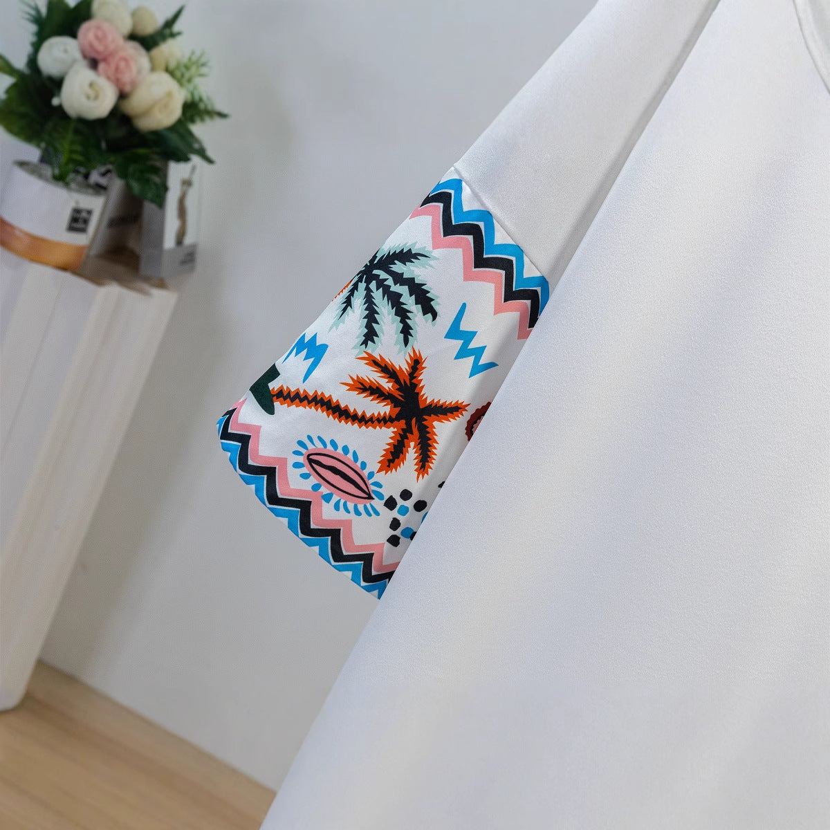 Elegante Kaftan-Robe für Damen mit künstlerisch gestickten Details, Größe
