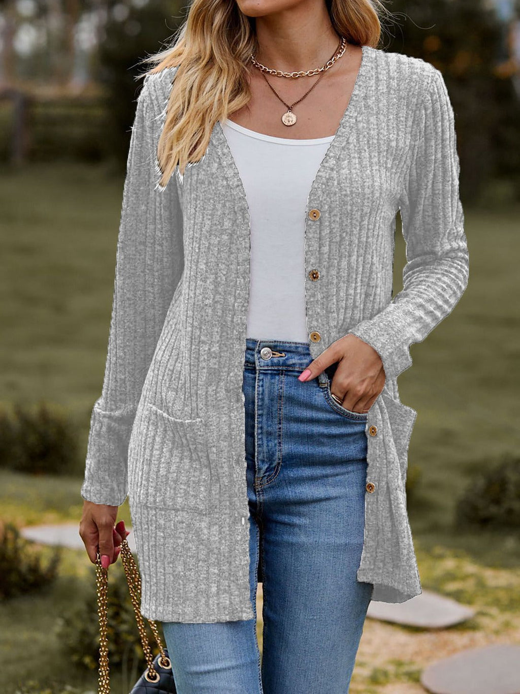 Damenstrickjacke mit elegantem Rippenmuster und praktischen Taschen, Größe