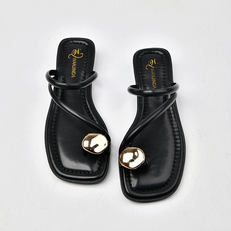 Elegante und modische Damen-Riemchensandalen mit einzigartigen Metallakzenten, Größe Valenzora