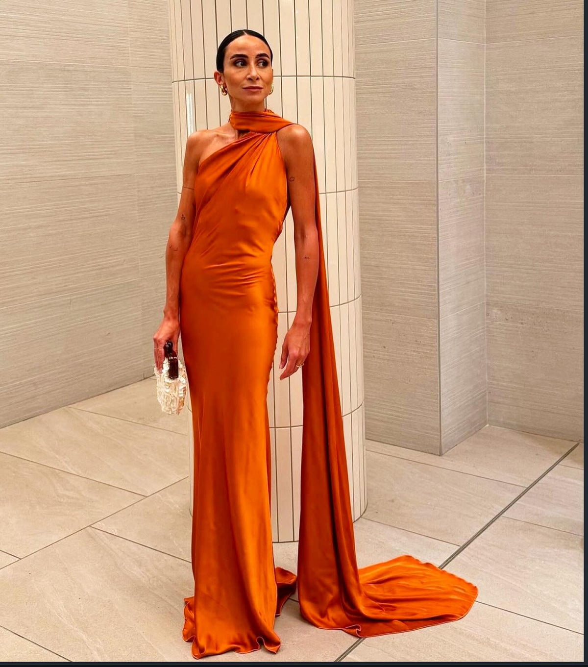 Elegantes Damenabendkleid mit einseitigem Cape und raffinierten Drapierungen, Größe Valenzora