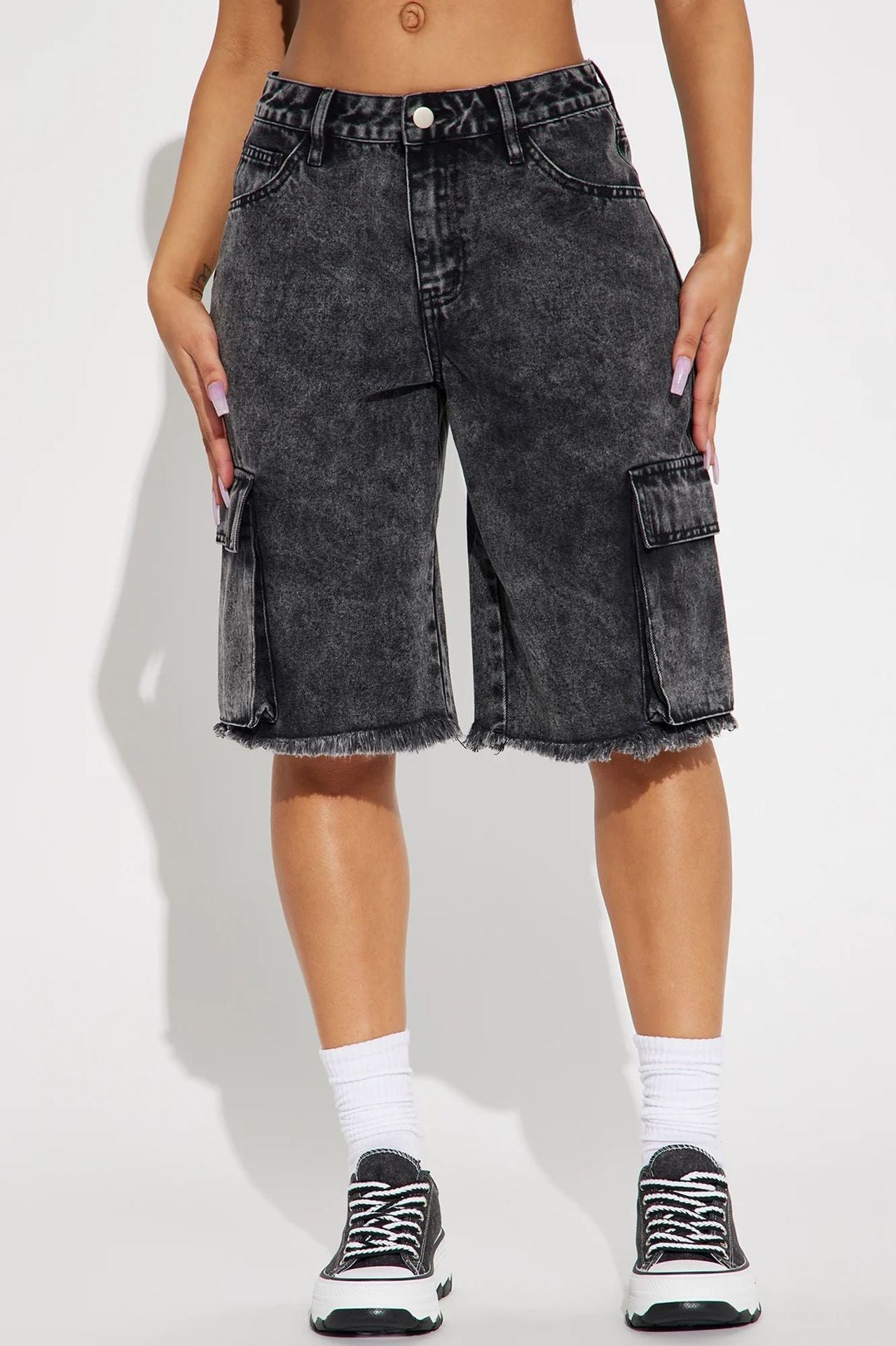 Women's cargo shorts with frayed hem and practical pockets, size Valenzora