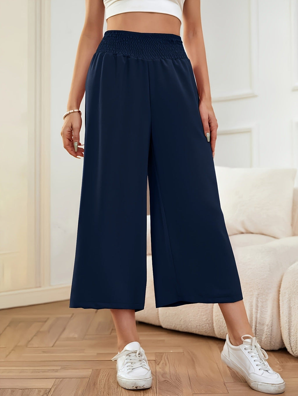 Women's wide-leg, high-waisted palazzo pants with elasticated waistband and flowing material, size S