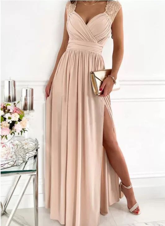Glamouröses, gerüschtes Abendkleid mit V-Ausschnitt & Schlitz