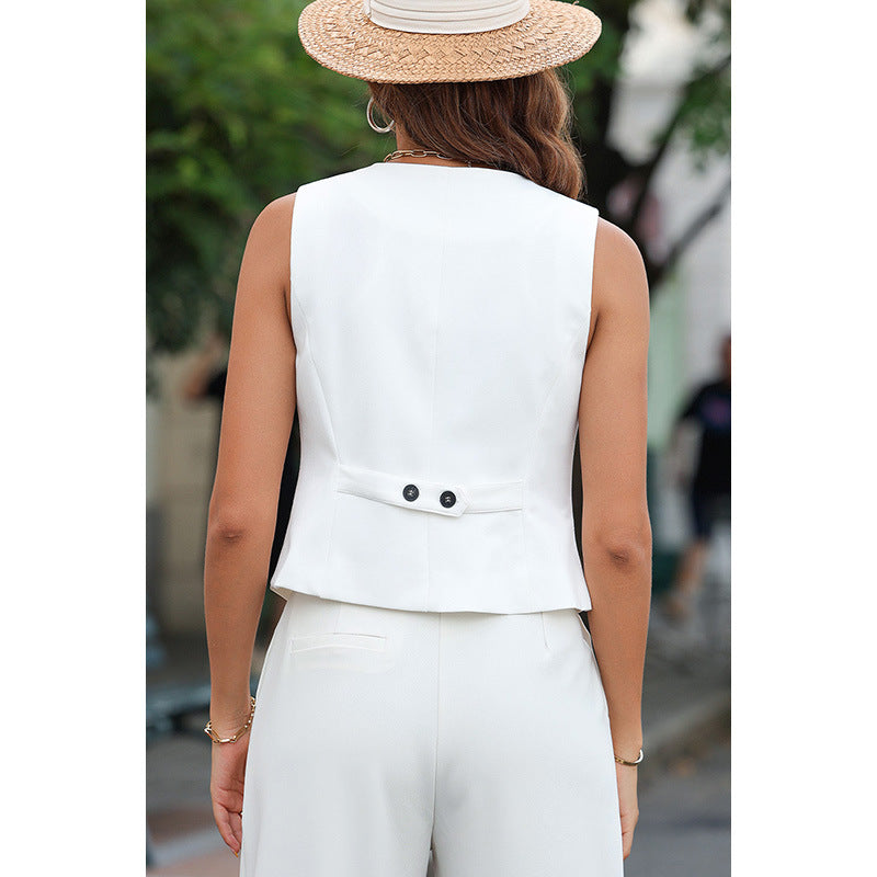 Women's sleeveless blouse with an elegant slim fit and button placket, size [size missing]