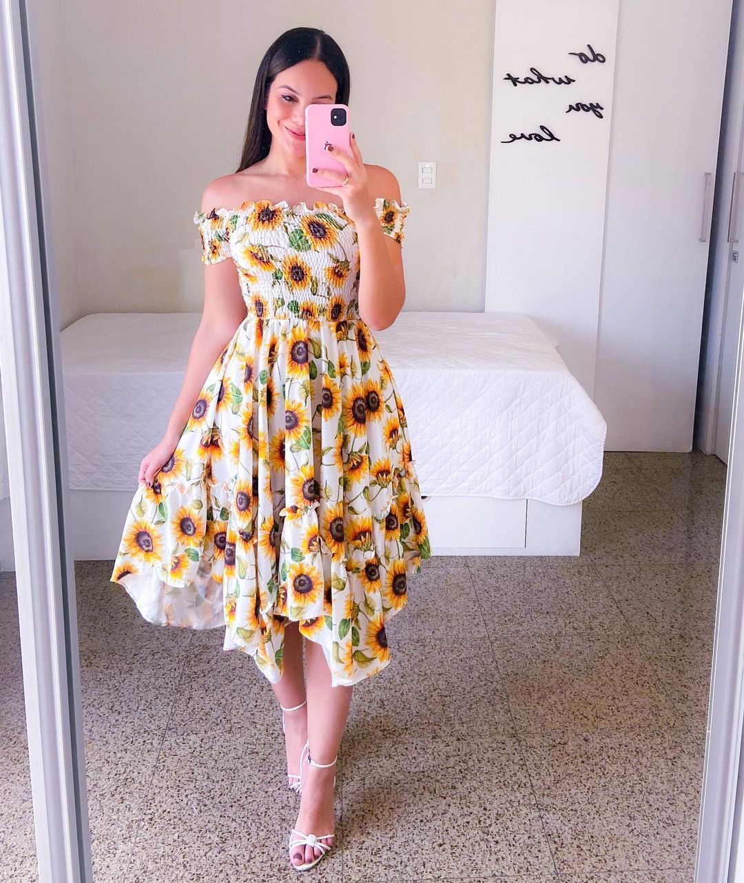 Damen-Sommerkleid, schulterfrei, mit buntem Schmetterlingsmuster und fließenden Falten, Größe S