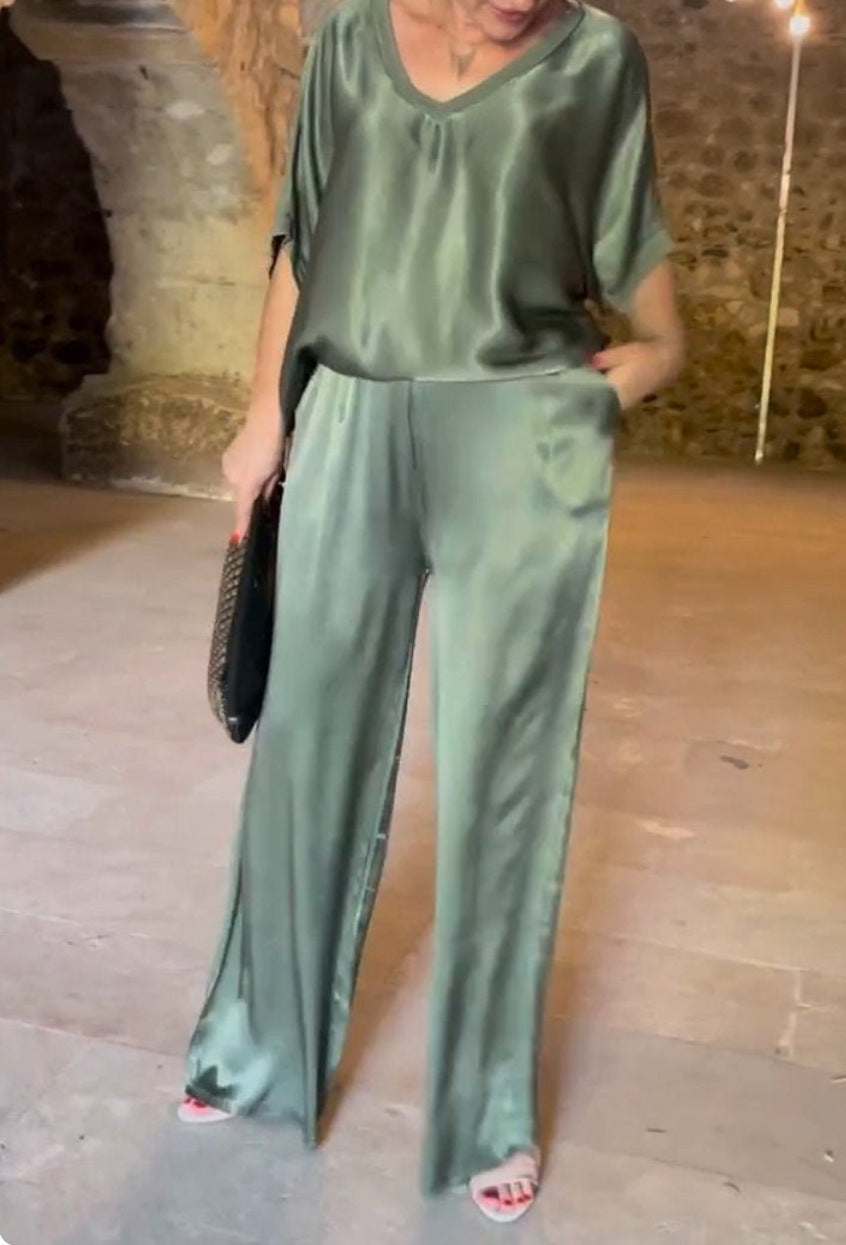 Valenzora | Solid color, silky V-neck casual suit