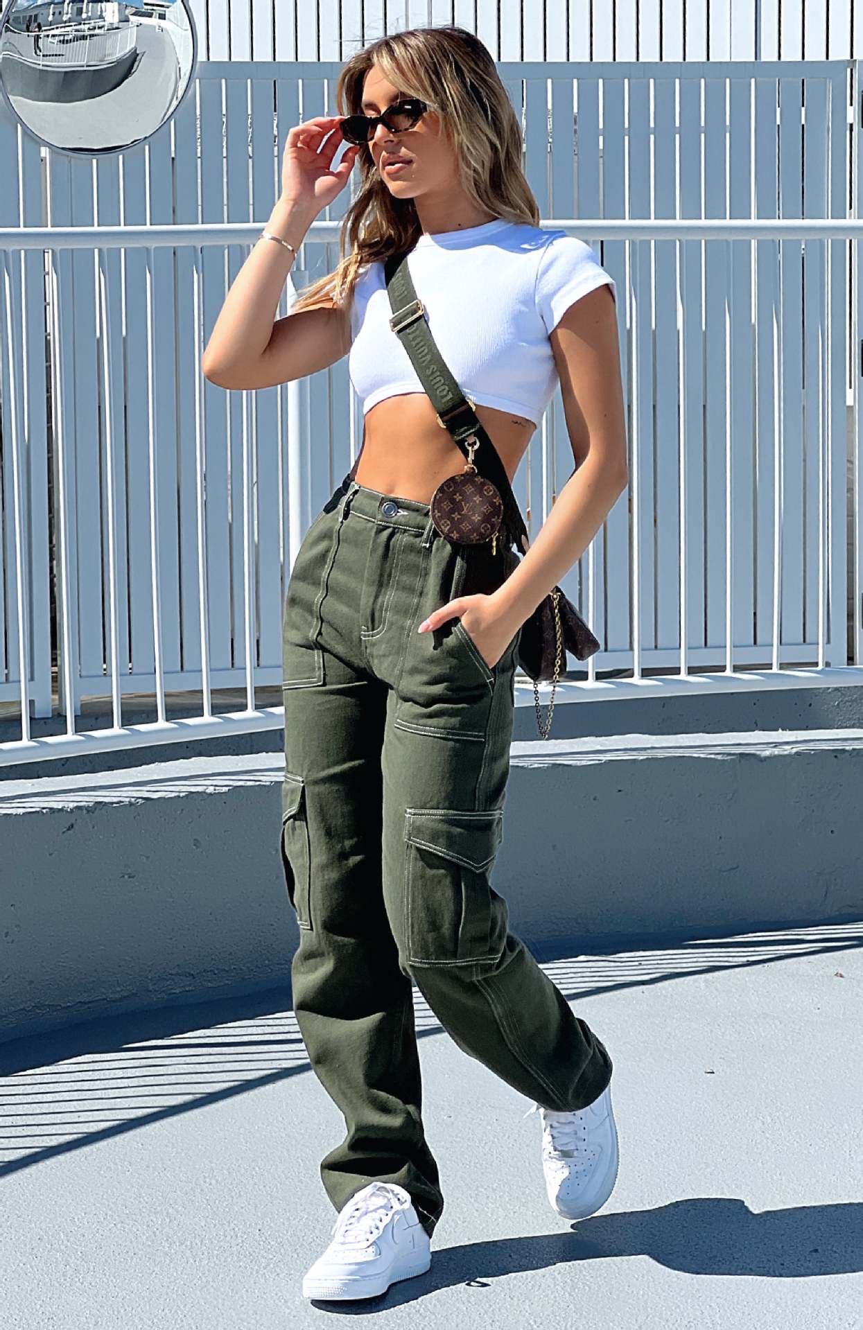 Women's cargo trousers with elasticated waistband and practical pockets, size S