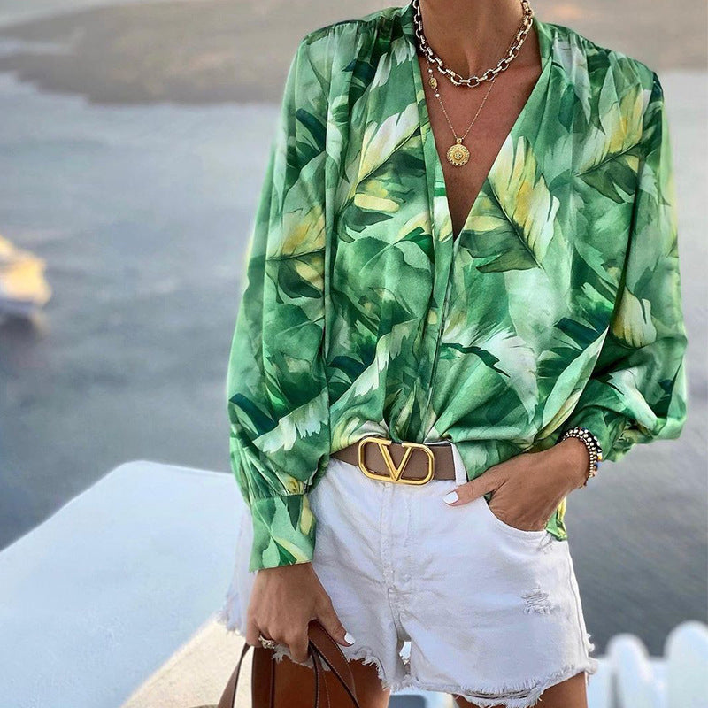 Women's blouse with floral pattern and elegant cut, size