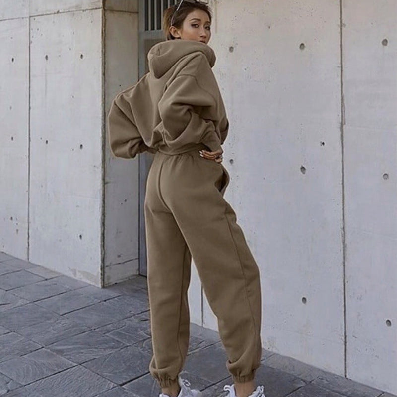 Women's hoodie and jogging pants set with a relaxed fit and elastic waistband, size [size missing]