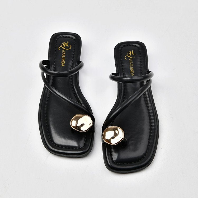 Elegante und modische Damen-Riemchensandalen mit einzigartigen Metallakzenten, Größe Valenzora