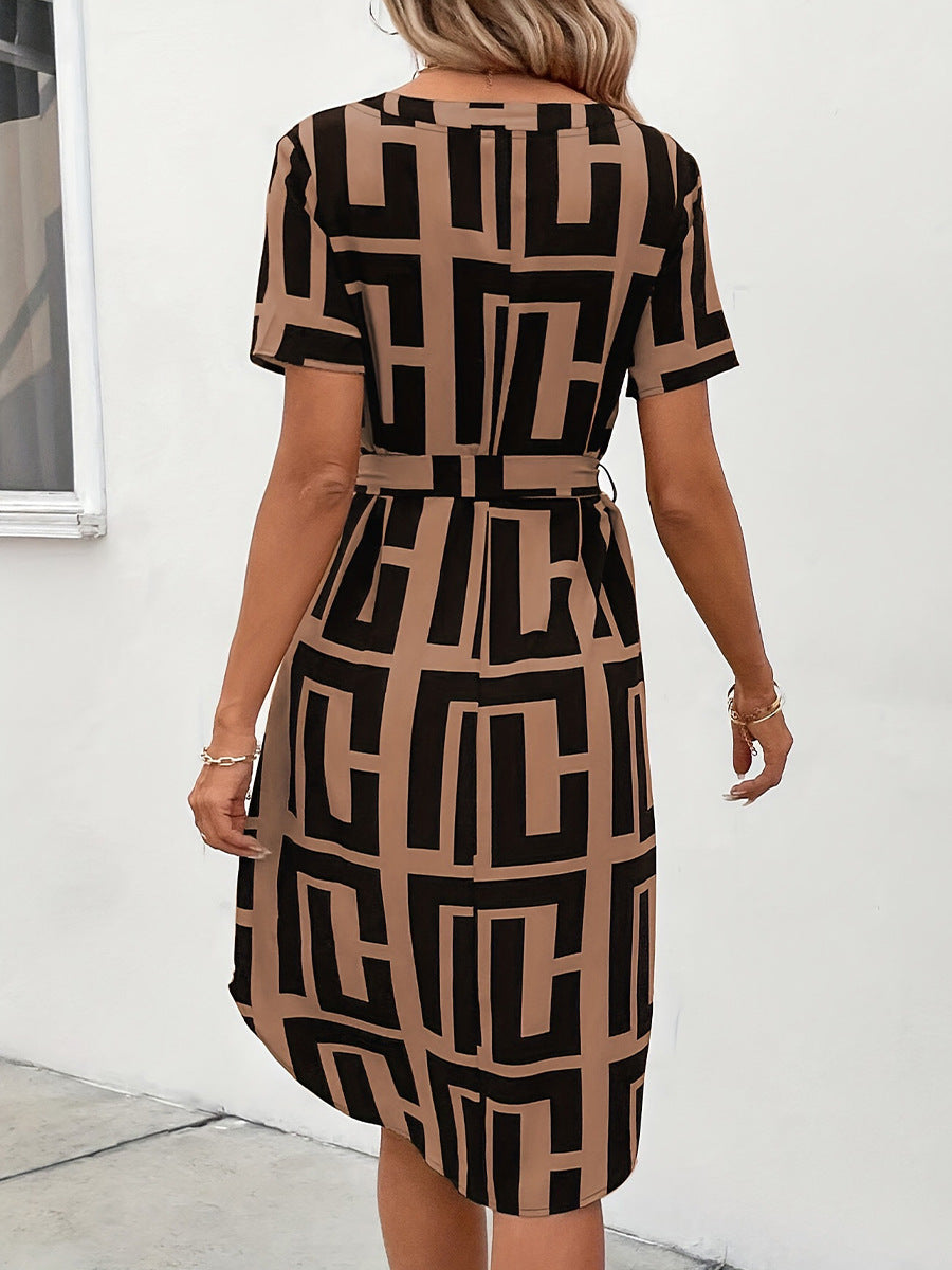 Damenkleid mit modernem geometrischem Muster und verstellbarem Taillengürtel, Größe S