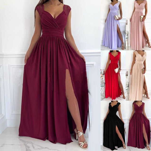 Glamouröses, gerüschtes Abendkleid mit V-Ausschnitt & Schlitz