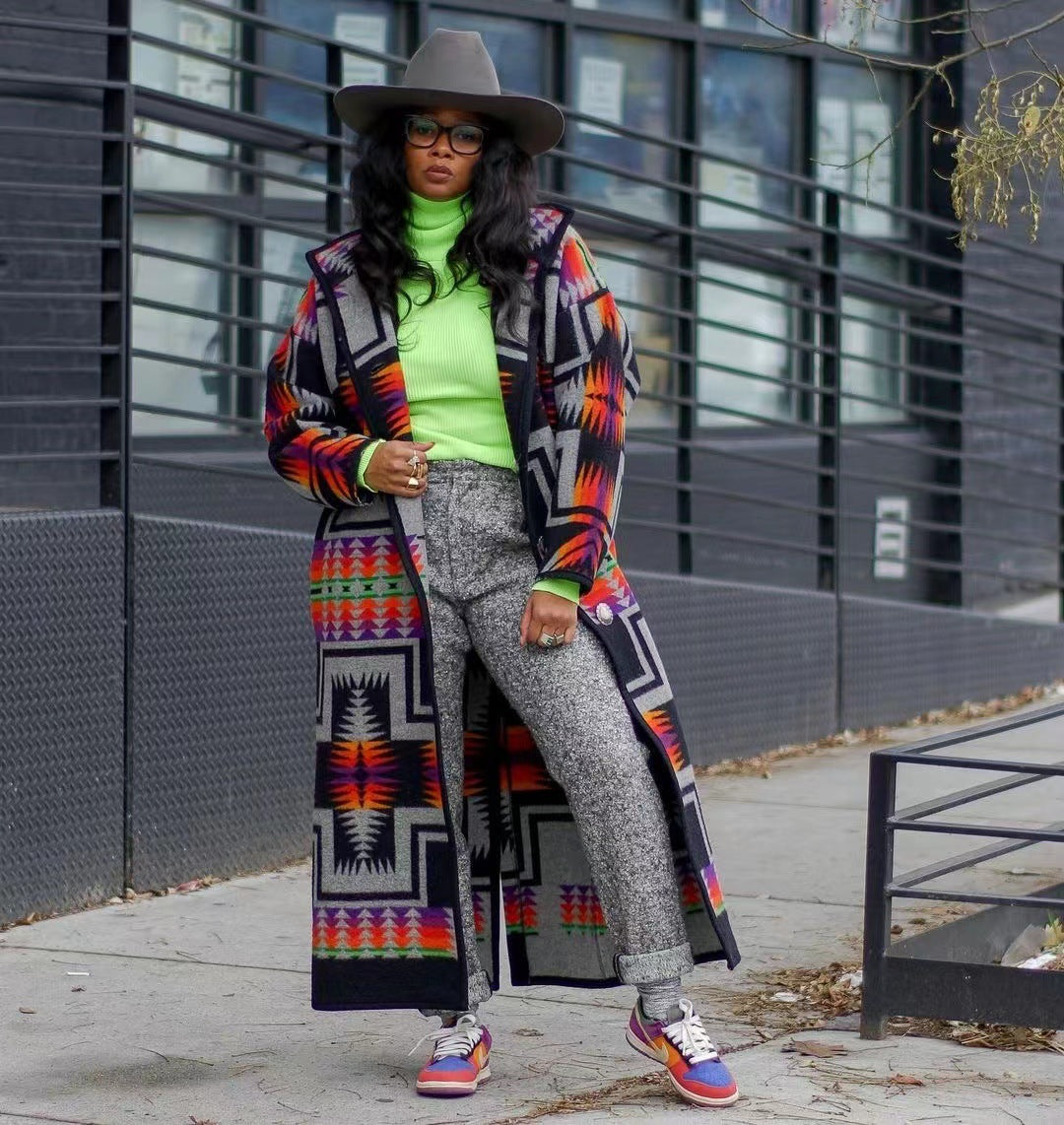 Damen-Longcardigan in buntem Ethno-Design und modernem Schnitt, Größe