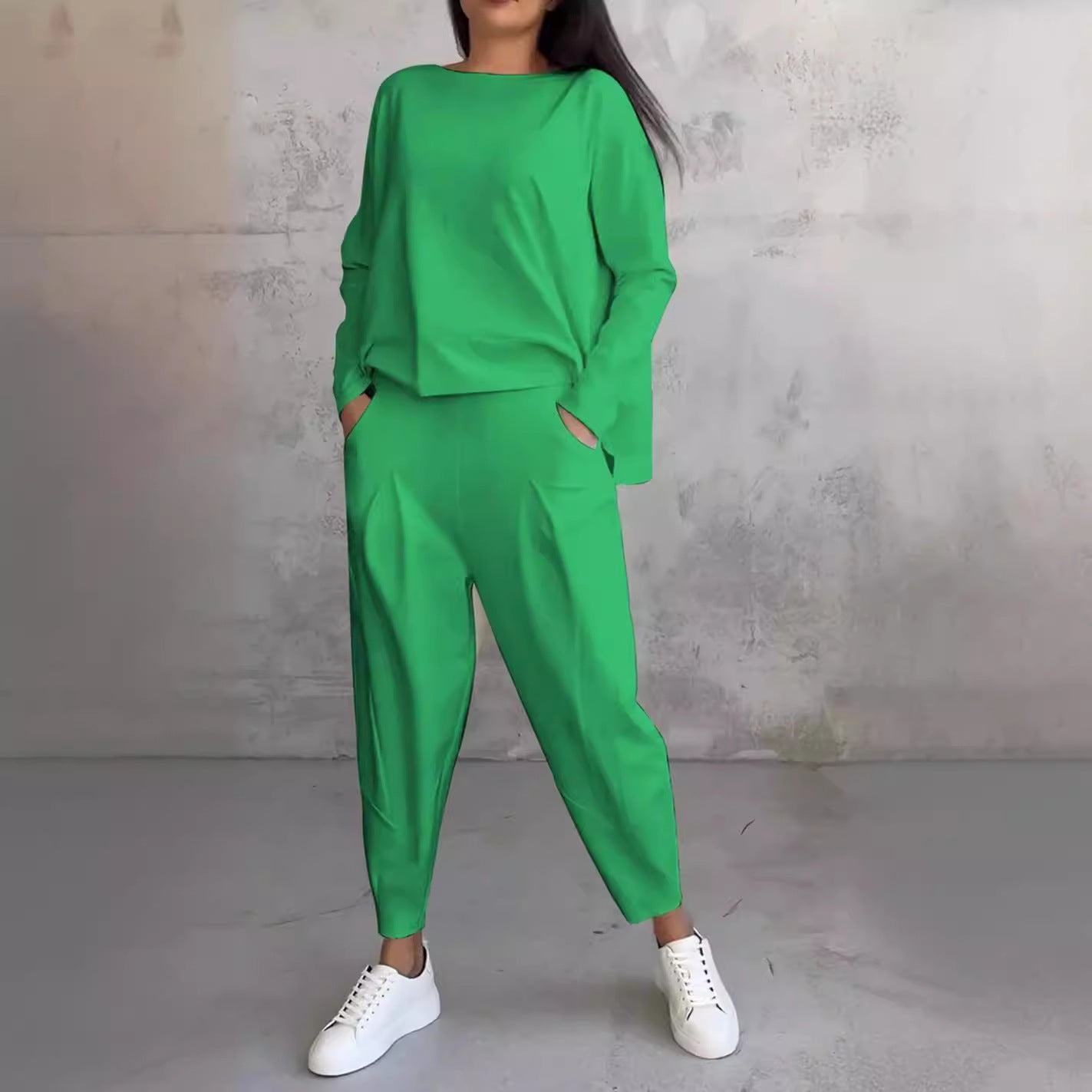 Women's casual two-piece suit with a wide cut and pockets