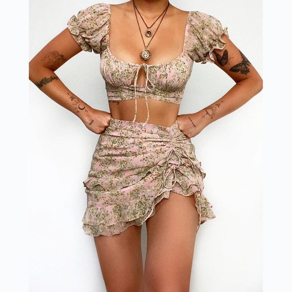 Women's crop top and mini skirt with floral design, size