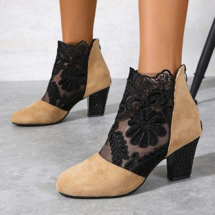 Damen Stiefeletten mit romantischem Spitzenobermaterial und bequemem Blockabsatz, Größe S