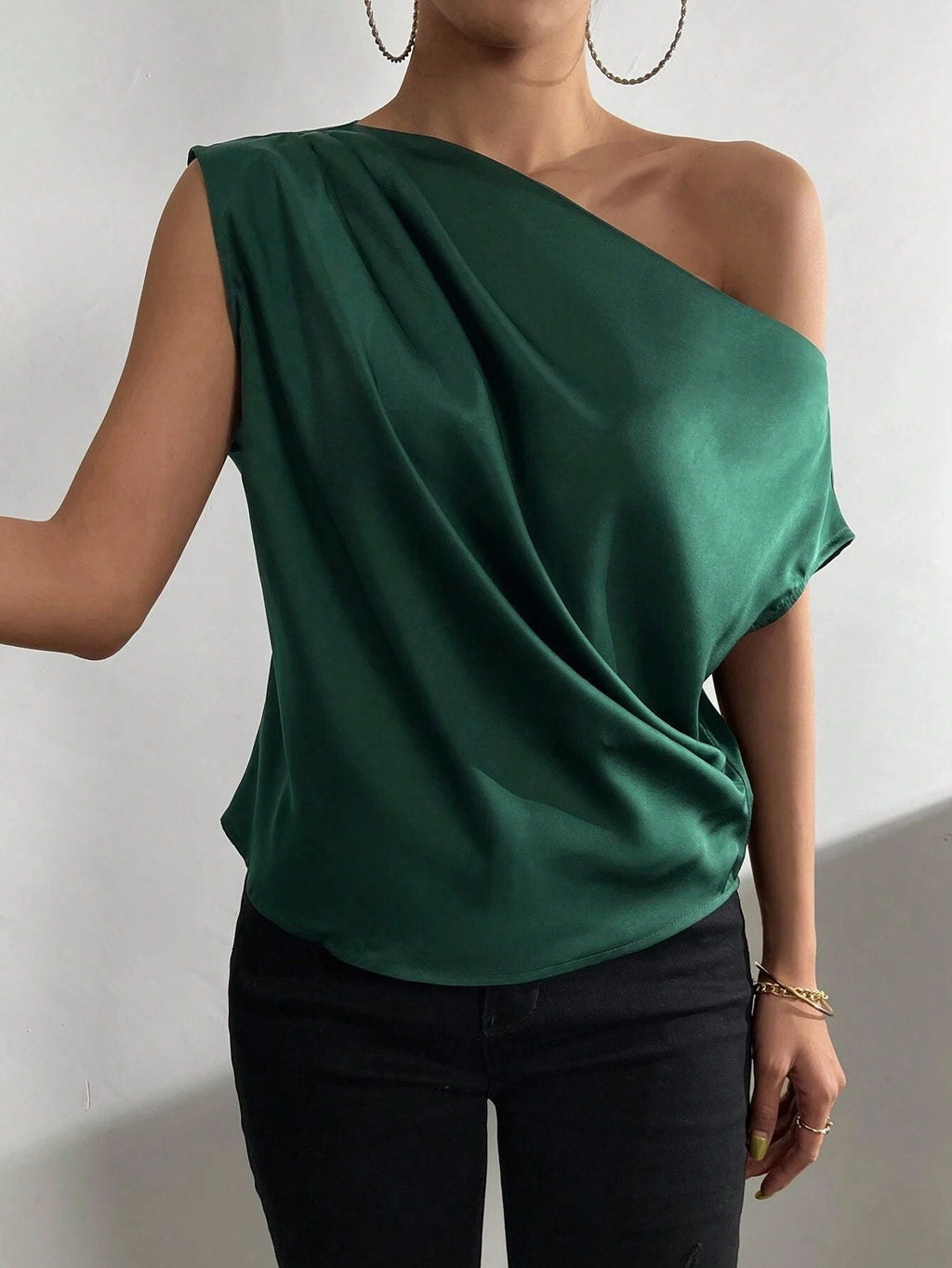 Asymmetrisches Damentop mit Drapierungen und elegantem Schnitt, Größe