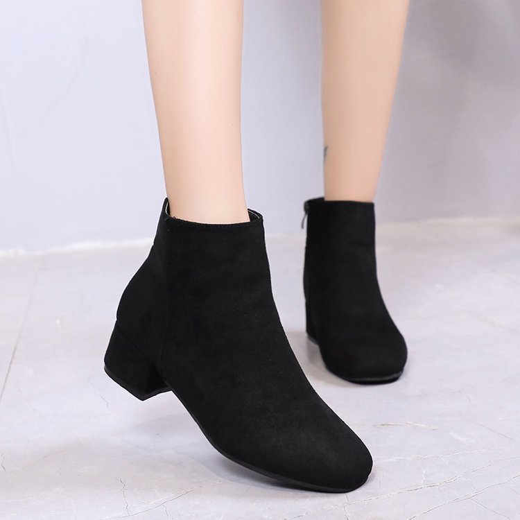 Women's ankle boots with a modern, minimalist design and comfortable block heel, size Valenzora