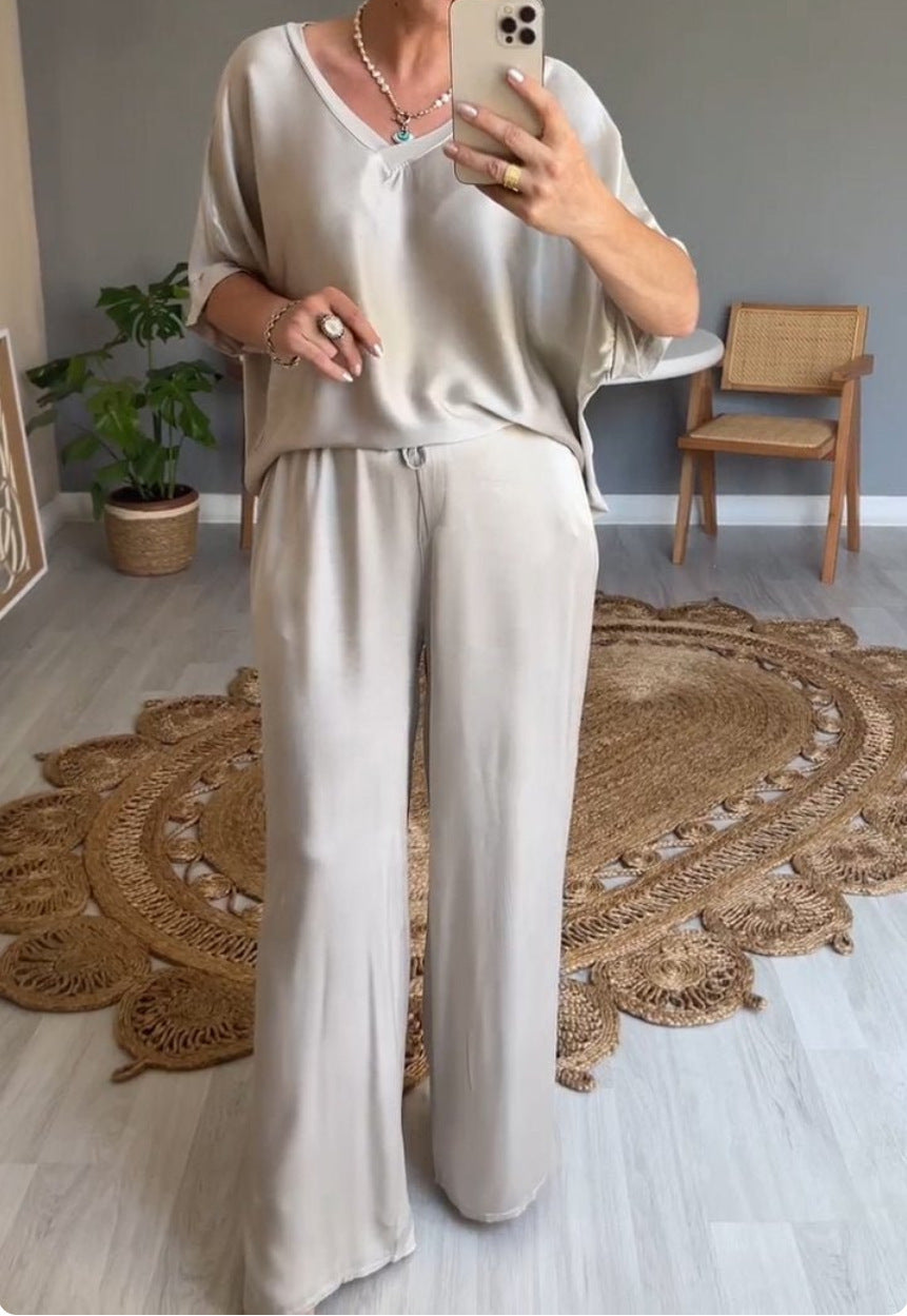 Valenzora | Solid color, silky V-neck casual suit